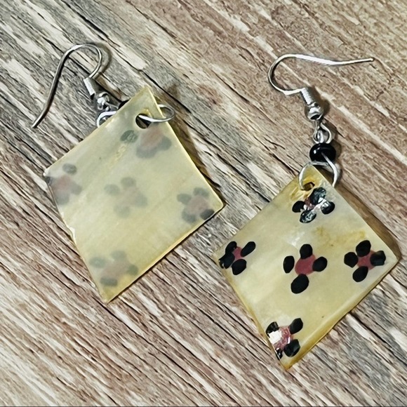 Handcrafted horn earrings, made in Africa. Benefits charity. - Picture 5 of 11